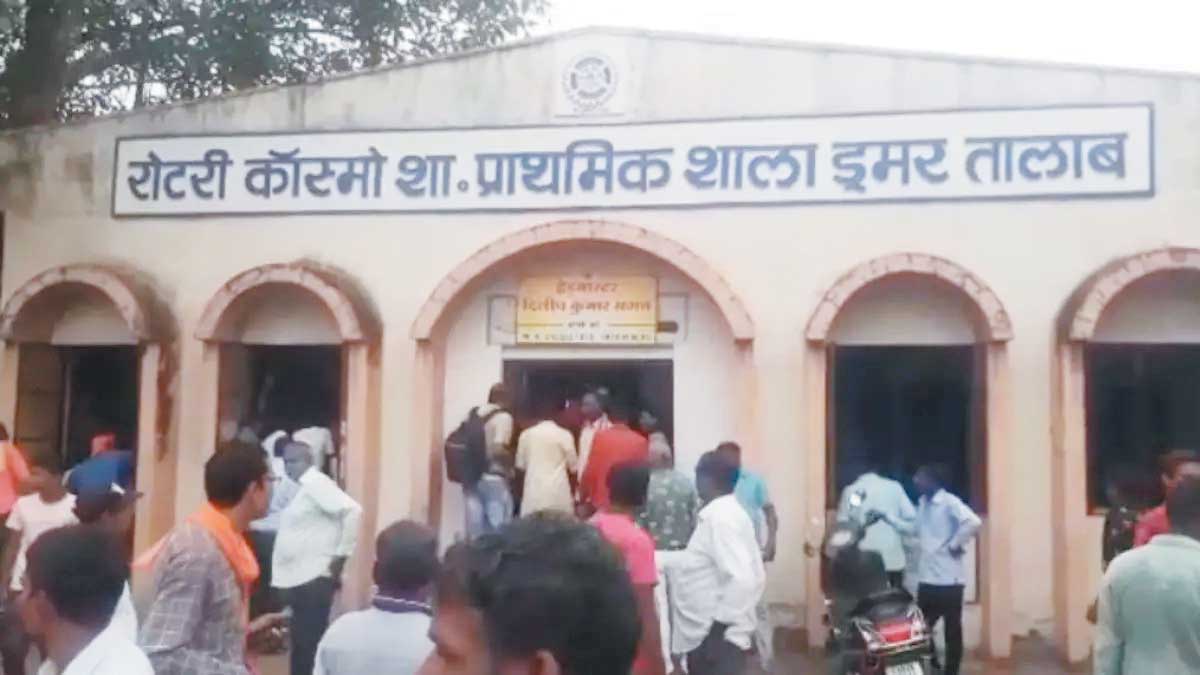 छात्राओं से अश्लील हरकत, प्राचार्य निलंबित, पाक्सो का मामला दर्ज छात्राओं से अश्लील हरकत, प्राचार्य निलंबित, पाक्सो का मामला दर्ज
