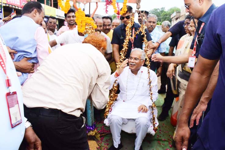 कुसुमकसा में मुख्यमंत्री को धान से तौला कुसुमकसा में मुख्यमंत्री को धान से तौला