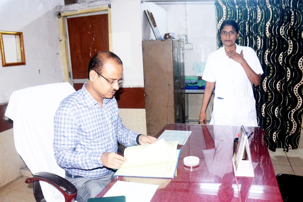 हिदायत के बाद भी गैरहाजिर मिले 100 से अधिक अधिकारी-कर्मचारी