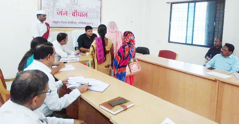 बिना अनुमति जनचौपाल में पहुंचने पर शिक्षिका का कटा वेतन बिना अनुमति जनचौपाल में पहुंचने पर शिक्षिका का कटा वेतन