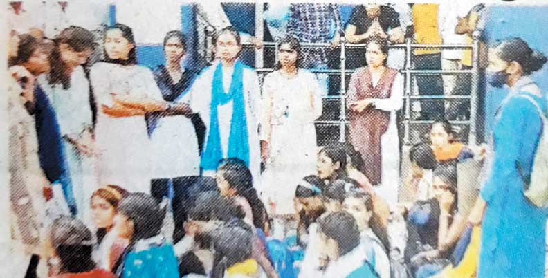 अधीक्षिका का तबादला रोकने छात्राओं ने खोला मोर्चा