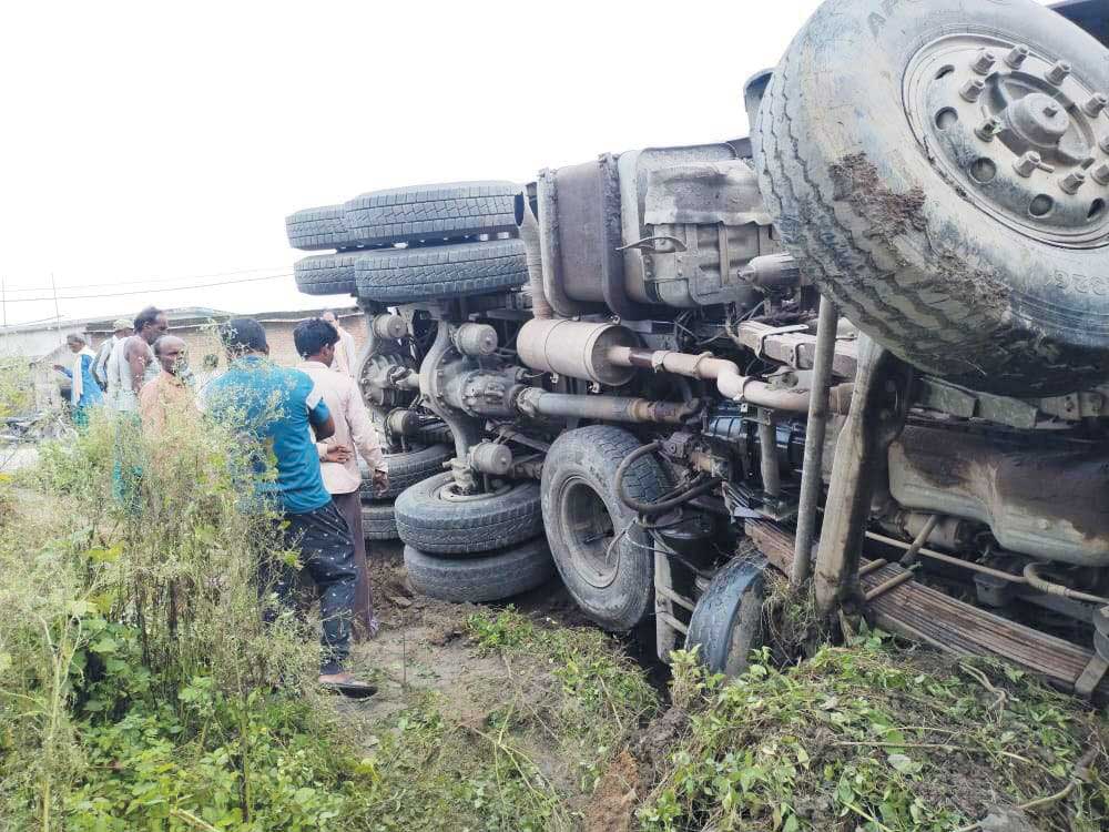 हाईवे पर पलटा ट्रक, मासूम बाल-बाल बचा