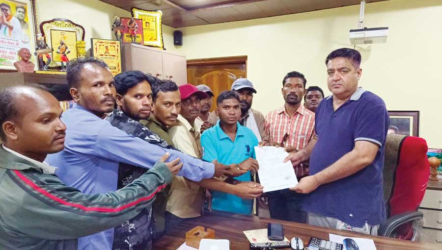 स्कूल सफाई संघ ने मेमन को मुख्यमंत्री के नाम सौंपा ज्ञापन स्कूल सफाई संघ ने मेमन को मुख्यमंत्री के नाम सौंपा ज्ञापन