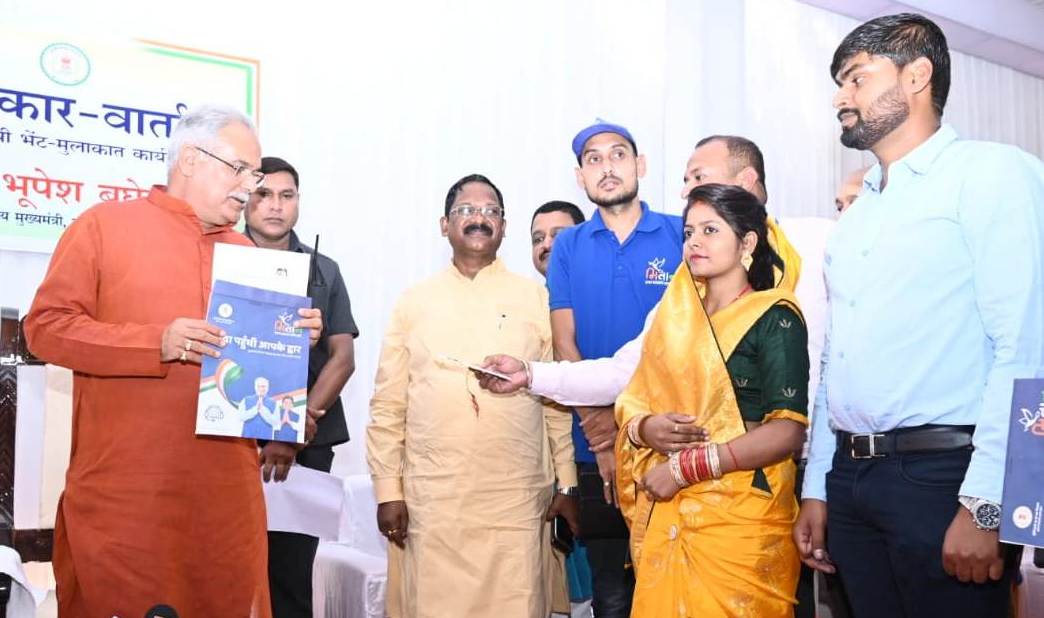 मितान योजना, घर पहुंचाकर दिए गए साढ़े 14 हजार सरकारी दस्तावेज मितान योजना, घर पहुंचाकर दिए गए साढ़े 14 हजार सरकारी दस्तावेज