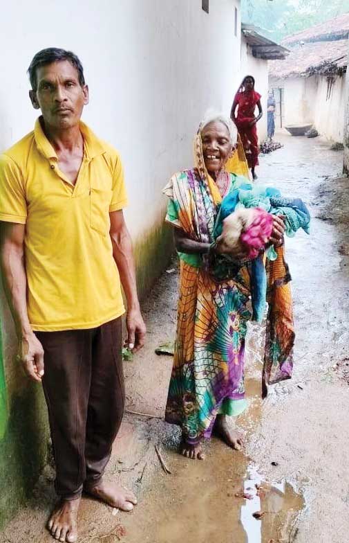 भटकी महिला को पुलिस ने उसके घर पहुंचाया भटकी महिला को पुलिस ने उसके घर पहुंचाया