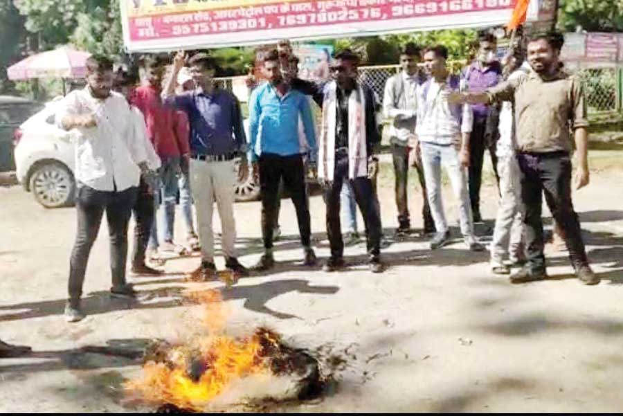 अभाविप ने किया प्रदर्शन, उच्च शिक्षा मंत्री का पुतला फूंका