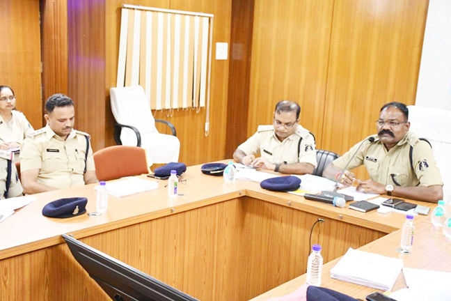 हिस्ट्रीशीटरों के खिलाफ कार्रवाई पर एसपी का जोर हिस्ट्रीशीटरों के खिलाफ कार्रवाई पर एसपी का जोर