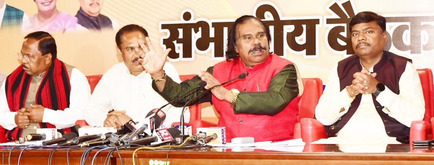 भाजपा बोली-कांग्रेस आदिवासी विरोधी, सीएम का जवाब-कोर्ट का आदेश पढ़ लें भाजपा बोली-कांग्रेस आदिवासी विरोधी, सीएम का जवाब-कोर्ट का आदेश पढ़ लें