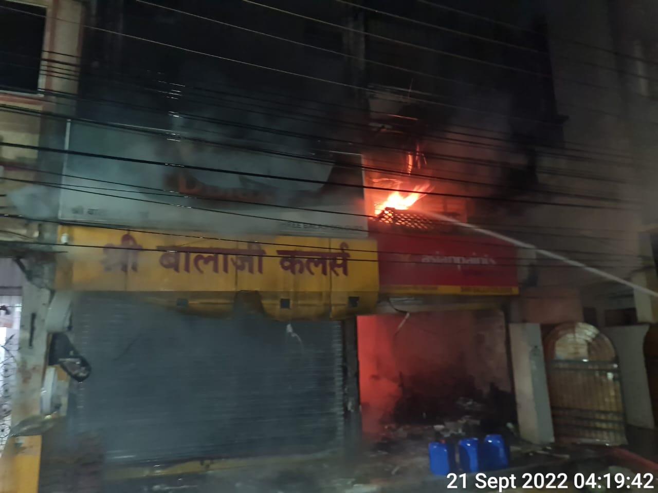 पेंट दुकान में आग, 7 घंटे में बुझी पेंट दुकान में आग, 7 घंटे में बुझी