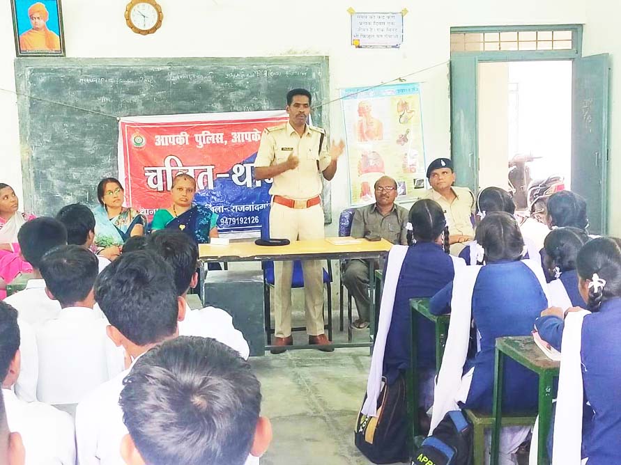 चलित थाना में पुलिस ने सुनी ग्रामीणों की समस्याएं चलित थाना में पुलिस ने सुनी ग्रामीणों की समस्याएं