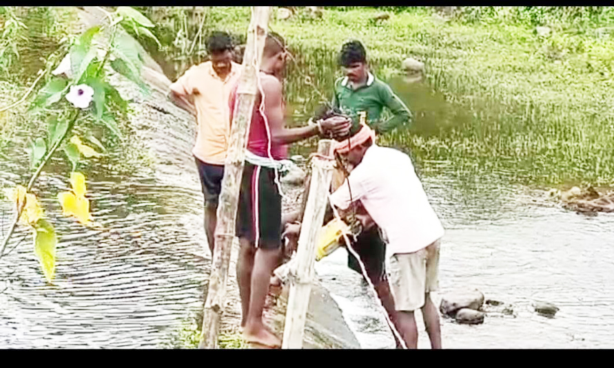 डैम में पाईप बैरल खुलने से बांध में लीकेज, मरम्मती कार्य शुरू डैम में पाईप बैरल खुलने से बांध में लीकेज, मरम्मती कार्य शुरू