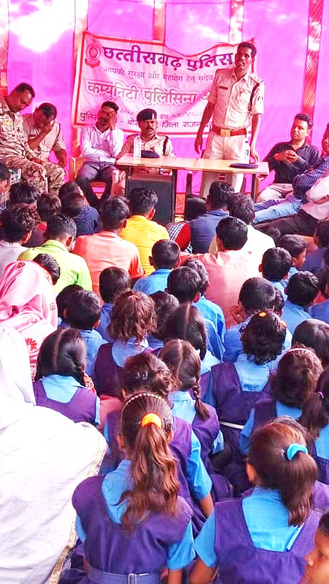 चलित थाना में ग्रामीणों ने बताई समस्या चलित थाना में ग्रामीणों ने बताई समस्या