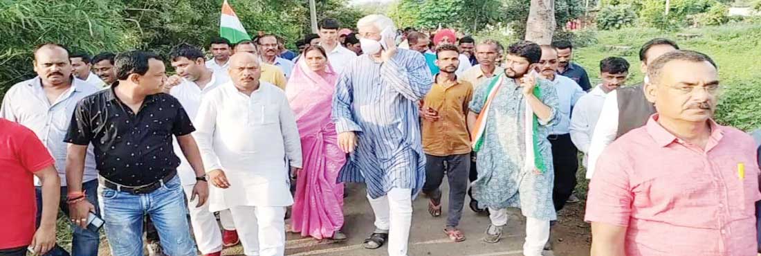 मंत्री सिंहदेव ने फतेहपुर से सुखरी तक पैदल यात्रा की मंत्री सिंहदेव ने फतेहपुर से सुखरी तक पैदल यात्रा की