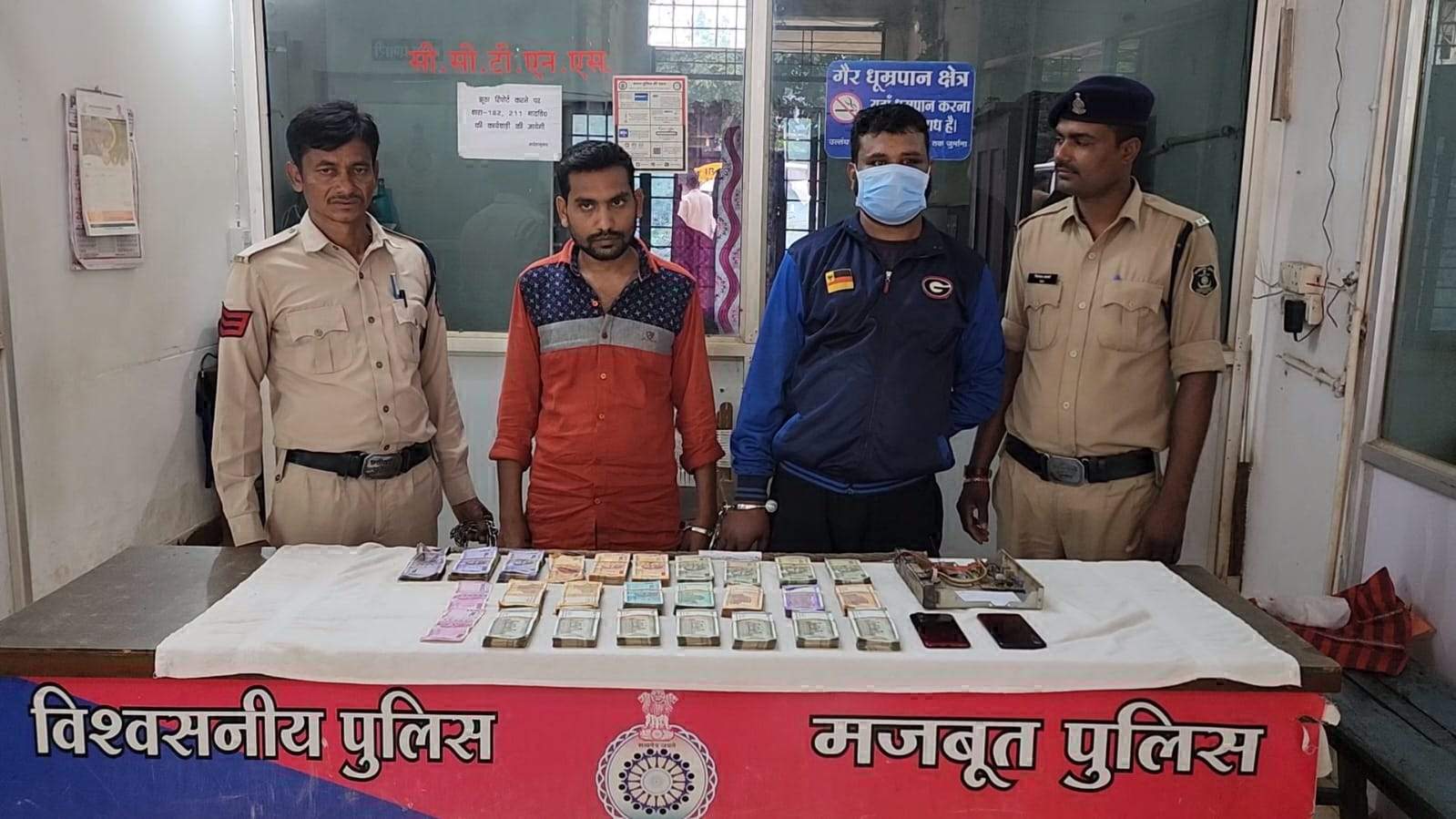 शराब दुकान में चोरी कर्मियों ने की थी, दोनों गिरफ्तार