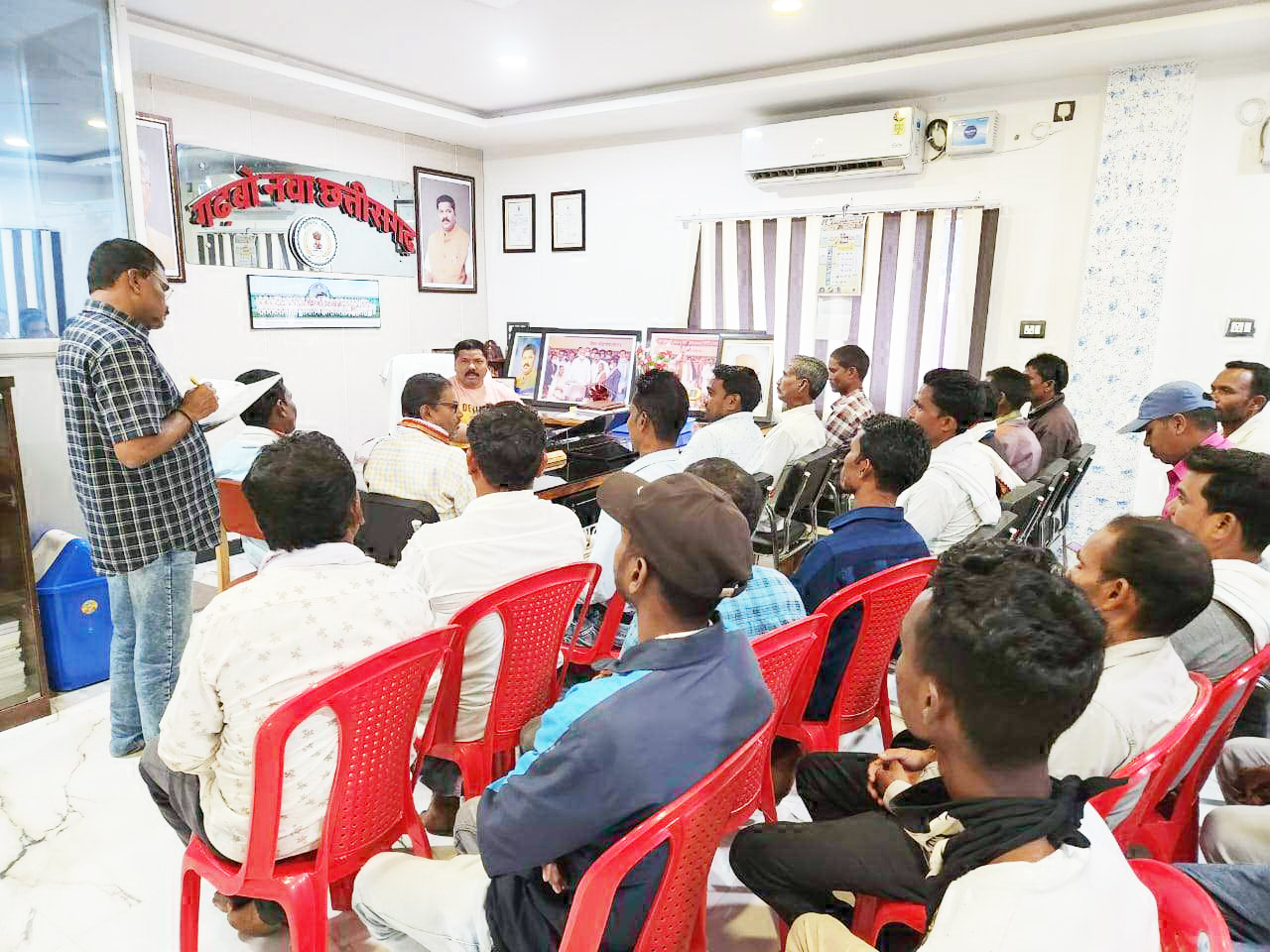 विधायक निवास में जनचौपाल, ग्रामीणों की समस्याओं का निराकरण विधायक निवास में जनचौपाल, ग्रामीणों की समस्याओं का निराकरण