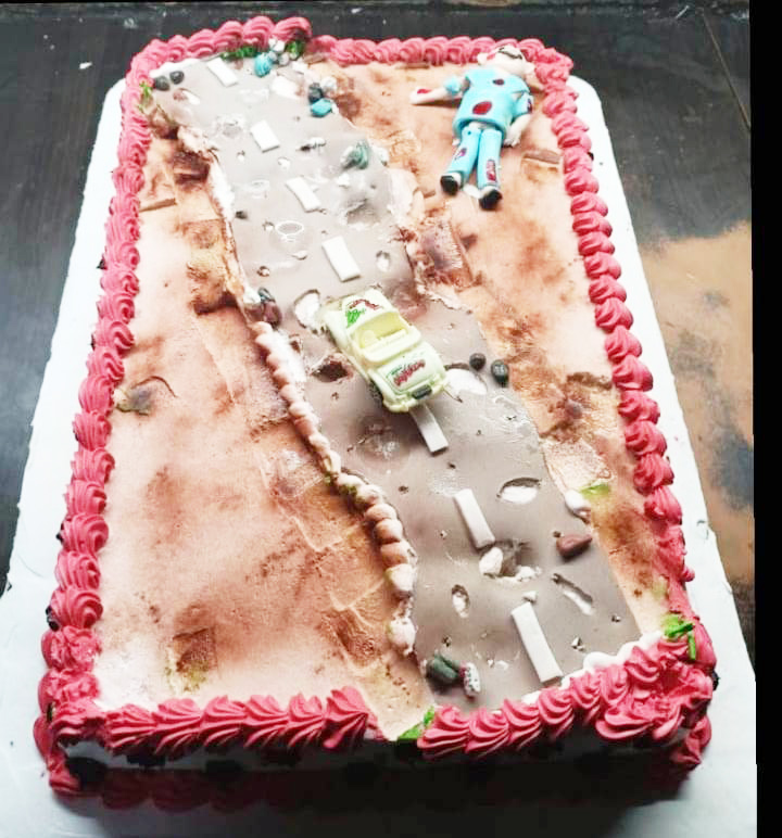 अनोखा विरोध प्रदर्शन, युवाओं ने मनाया केक काटकर