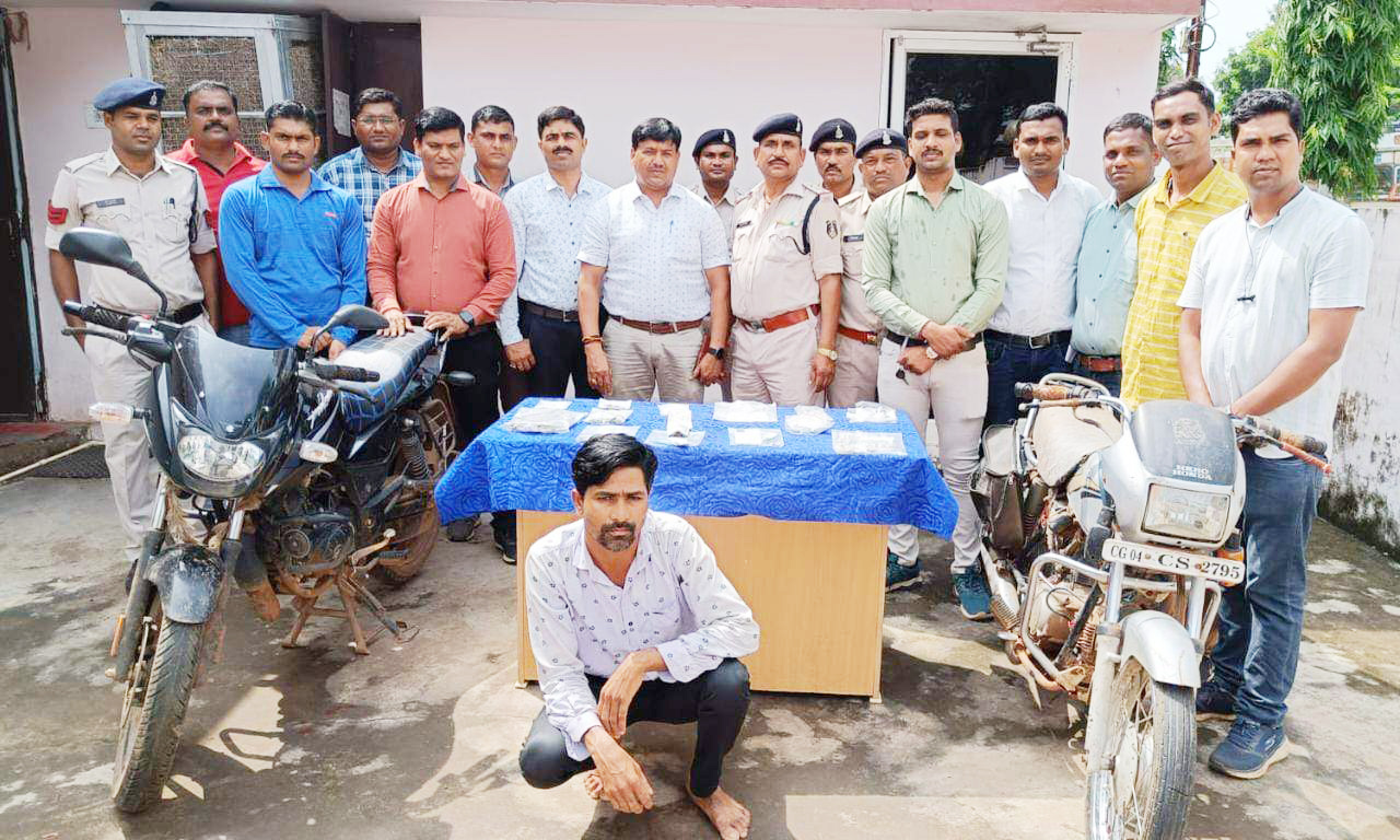 6 महीने में 12 घरों से चुराए 5.34 लाख के गहने, चोरी के नगदी से खरीदी रेसर बाइक, गिरफ्तार 6 महीने में 12 घरों से चुराए 5.34 लाख के गहने, चोरी के नगदी से खरीदी रेसर बाइक, गिरफ्तार
