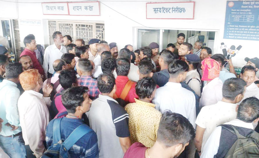 रायगढ़ में रोकी गई साउथ बिहार, यात्रियों का हंगामा रायगढ़ में रोकी गई साउथ बिहार, यात्रियों का हंगामा