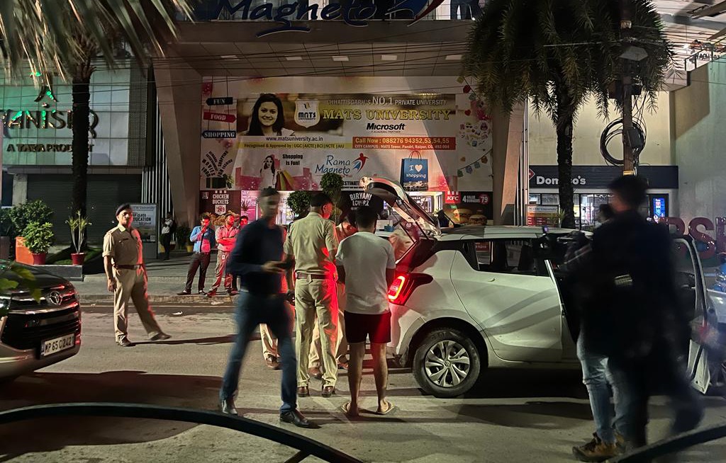  रात्रि गश्त में पुलिस ने कार से जब्त किए 20 लाख रुपए, लोडेड पिस्टल बेसबॉल मिले