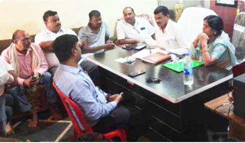 कमीशन खोरी से तंग कर्मियों ने शराब दुकान में जड़ा ताला कमीशन खोरी से तंग कर्मियों ने शराब दुकान में जड़ा ताला