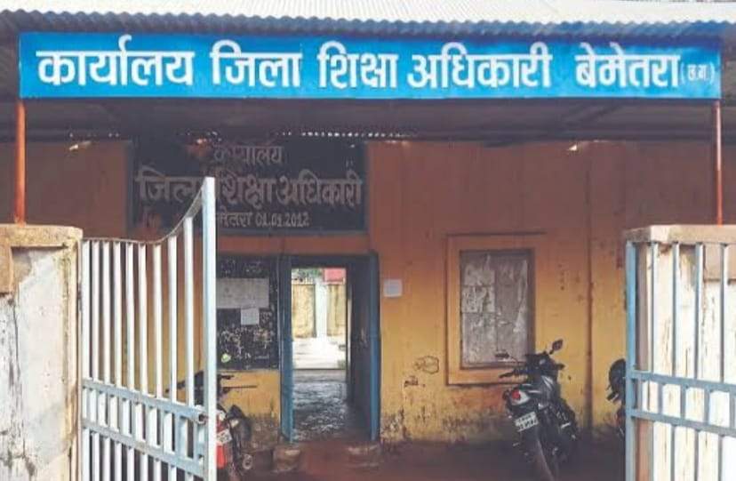 झूठी शिकायत से तंग शिक्षक ने डीईओ कार्यालय में सौंपा शपथ पत्र, शिकायतकर्ता पर पैसे मांगने के आरोप झूठी शिकायत से तंग शिक्षक ने डीईओ कार्यालय में सौंपा शपथ पत्र, शिकायतकर्ता पर पैसे मांगने के आरोप