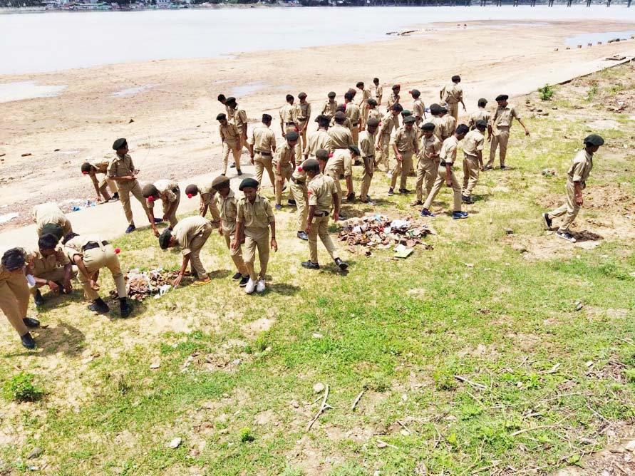 27 सीजी बटालियन एनसीसी ने चलाया सफाई अभियान 27 सीजी बटालियन एनसीसी ने चलाया सफाई अभियान