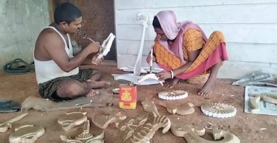 नवरात्रि की तैयारियां शुरू, बंगाली मूर्तिकार का परिवार पीढ़ी दर पीढ़ी बना रहे मूर्तियां