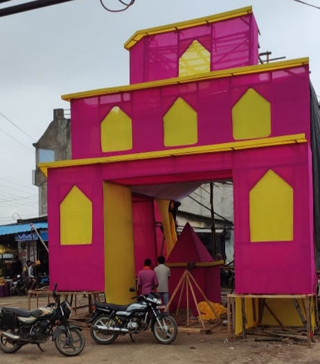मां दुर्गा की प्रतिमा स्थापित करने तैयारी जोर-शोर से मां दुर्गा की प्रतिमा स्थापित करने तैयारी जोर-शोर से