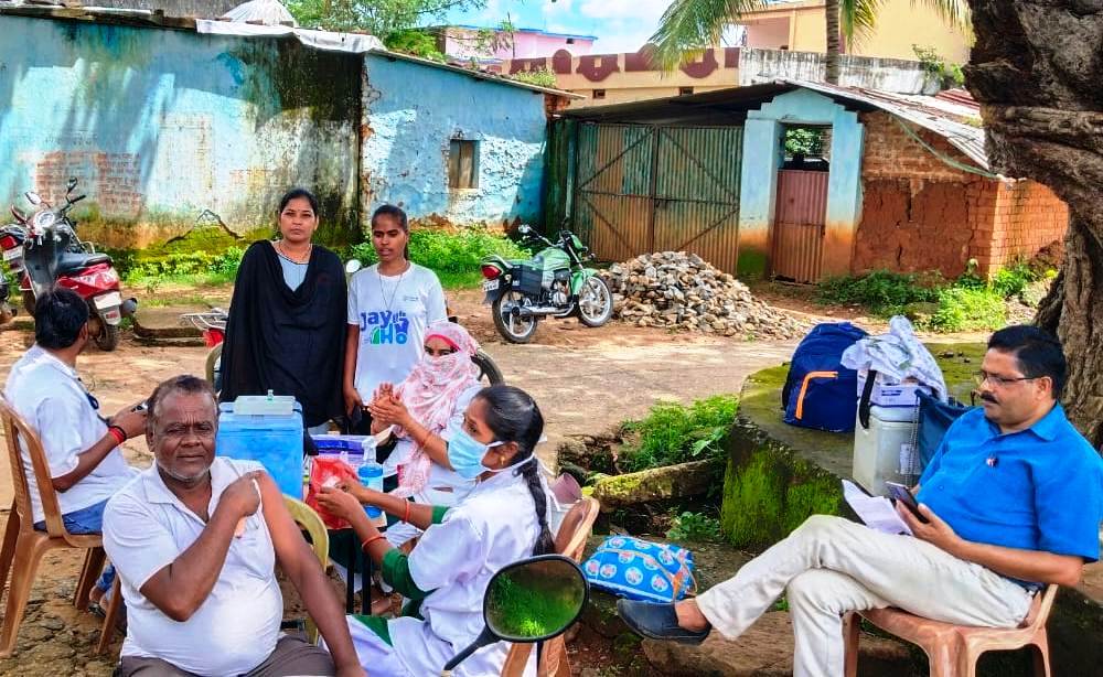 शिविर लगाकर लगाए जा रहे कोरोना टीका 