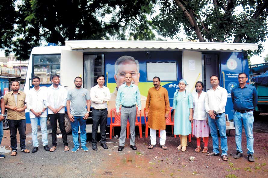 कलेक्टर ने मोबाईल मेडिकल यूनिट में कराई स्वास्थ्य जांच