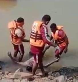 तीन दिन बाद मिली पानी में बहा युवक का शव तीन दिन बाद मिली पानी में बहा युवक का शव