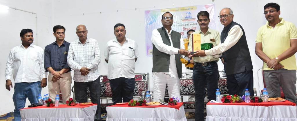 सीवीआरयू की पुस्तक यात्रा में शामिल हुए विधायक, पुलिस अधिकारी व साहित्यकार