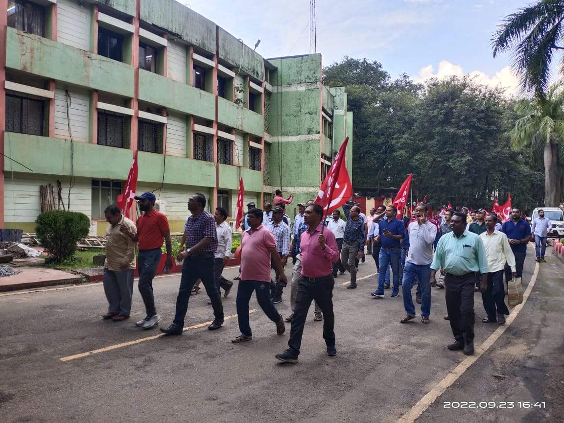 काम से निकाले जाने का डर, मजदूरों ने निकाली रैली, एनएमडीसी को ज्ञापन काम से निकाले जाने का डर, मजदूरों ने निकाली रैली, एनएमडीसी को ज्ञापन