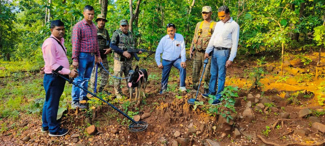   जंगल में मिला 7 किलो का टिफिन बम