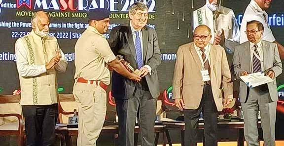 सुप्रीम कोर्ट जज के हाथों एसपी दिव्यांग को मिला अवार्ड सुप्रीम कोर्ट जज के हाथों एसपी दिव्यांग को मिला अवार्ड