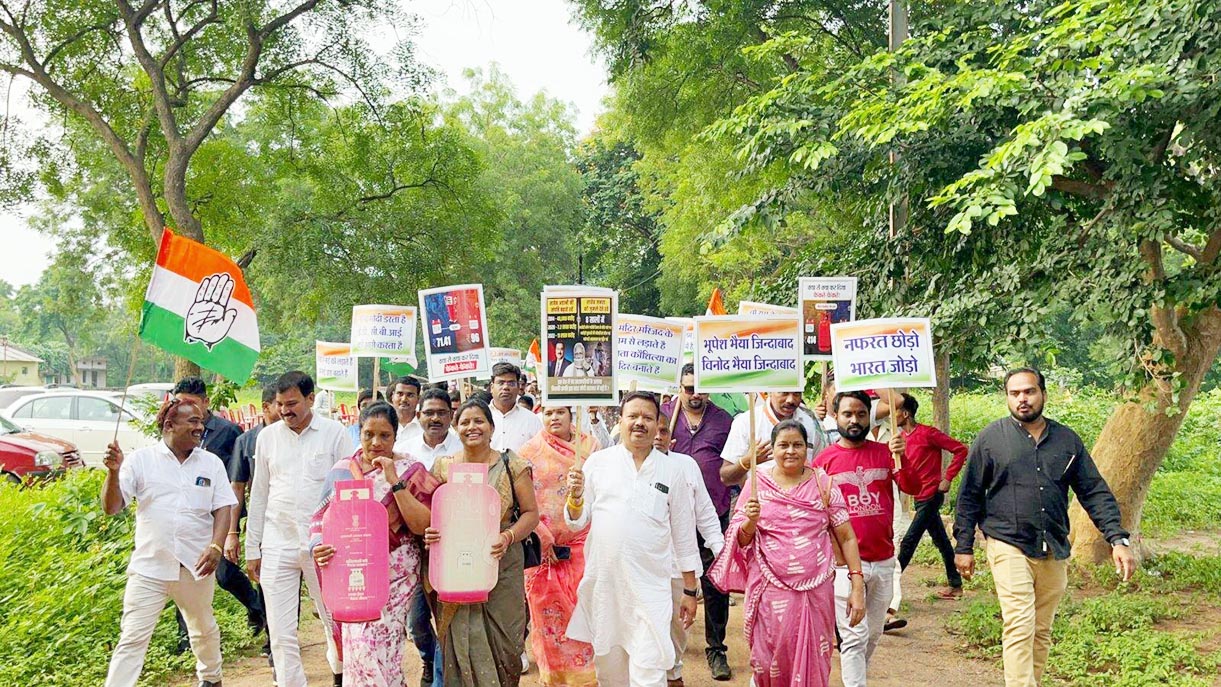 भाजपा के गंगा जल कलश को स्वीकार करते संसदीय सचिव ने भाजपा नेताओं को पहनाई सब्जियों की माला भाजपा के गंगा जल कलश को स्वीकार करते संसदीय सचिव ने भाजपा नेताओं को पहनाई सब्जियों की माला