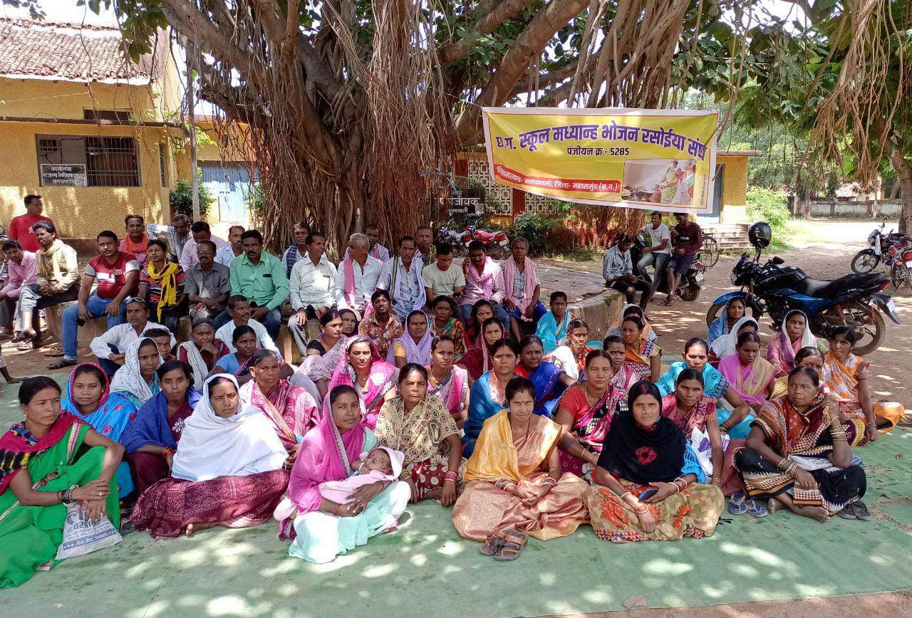 रसोईया संघ 3 सूत्रीय मांग को ले बेमुद्दत हड़ताल पर रसोईया संघ 3 सूत्रीय मांग को ले बेमुद्दत हड़ताल पर
