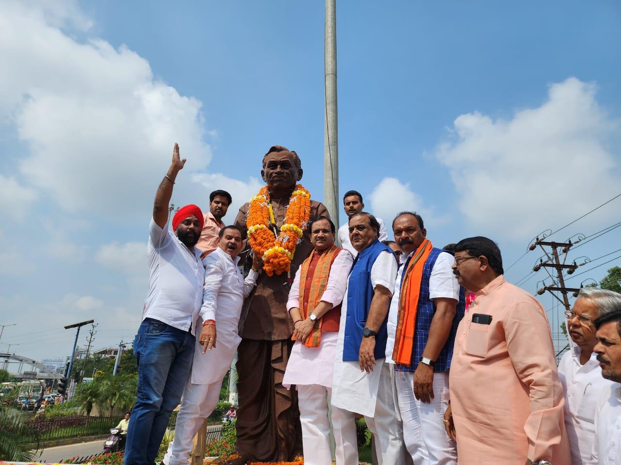 विश्व में खाद की कीमतें 5 गुना बढ़ी, और पीएम मोदी ने ढाई लाख करोड़ की सब्सिडी दी—खुबा विश्व में खाद की कीमतें 5 गुना बढ़ी, और पीएम मोदी ने ढाई लाख करोड़ की सब्सिडी दी—खुबा