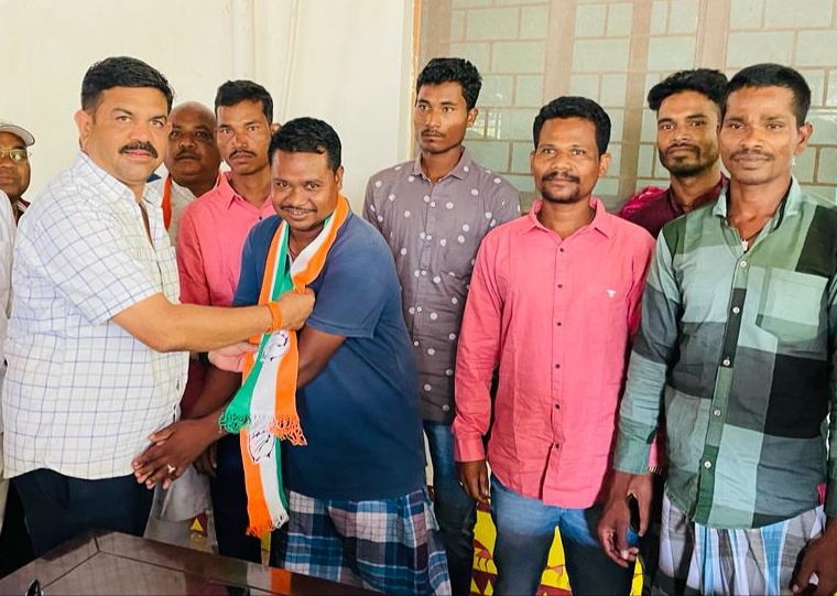 सरपंच सहित 7 ने किया कांग्रेस प्रवेश सरपंच सहित 7 ने किया कांग्रेस प्रवेश