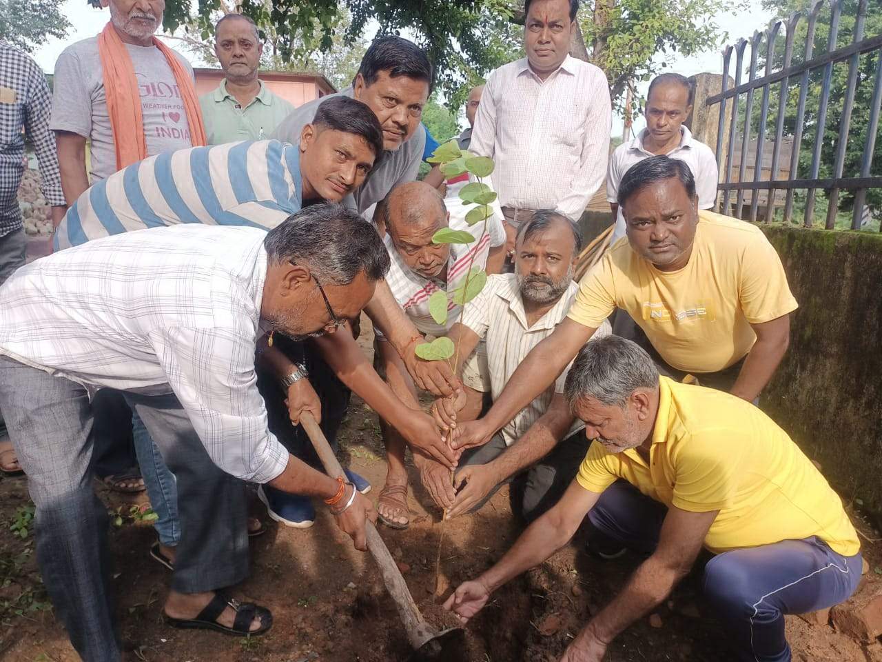 अंबेडकर पार्क में स्वच्छता अभियान व पौधारोपण भी अंबेडकर पार्क में स्वच्छता अभियान व पौधारोपण भी