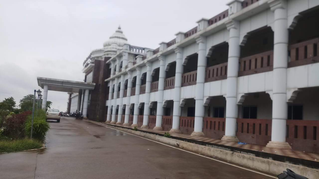 19 करोड़ के कम्पोजिट बिल्डिंग जगह-जगह टपक रहा पानी 19 करोड़ के कम्पोजिट बिल्डिंग जगह-जगह टपक रहा पानी