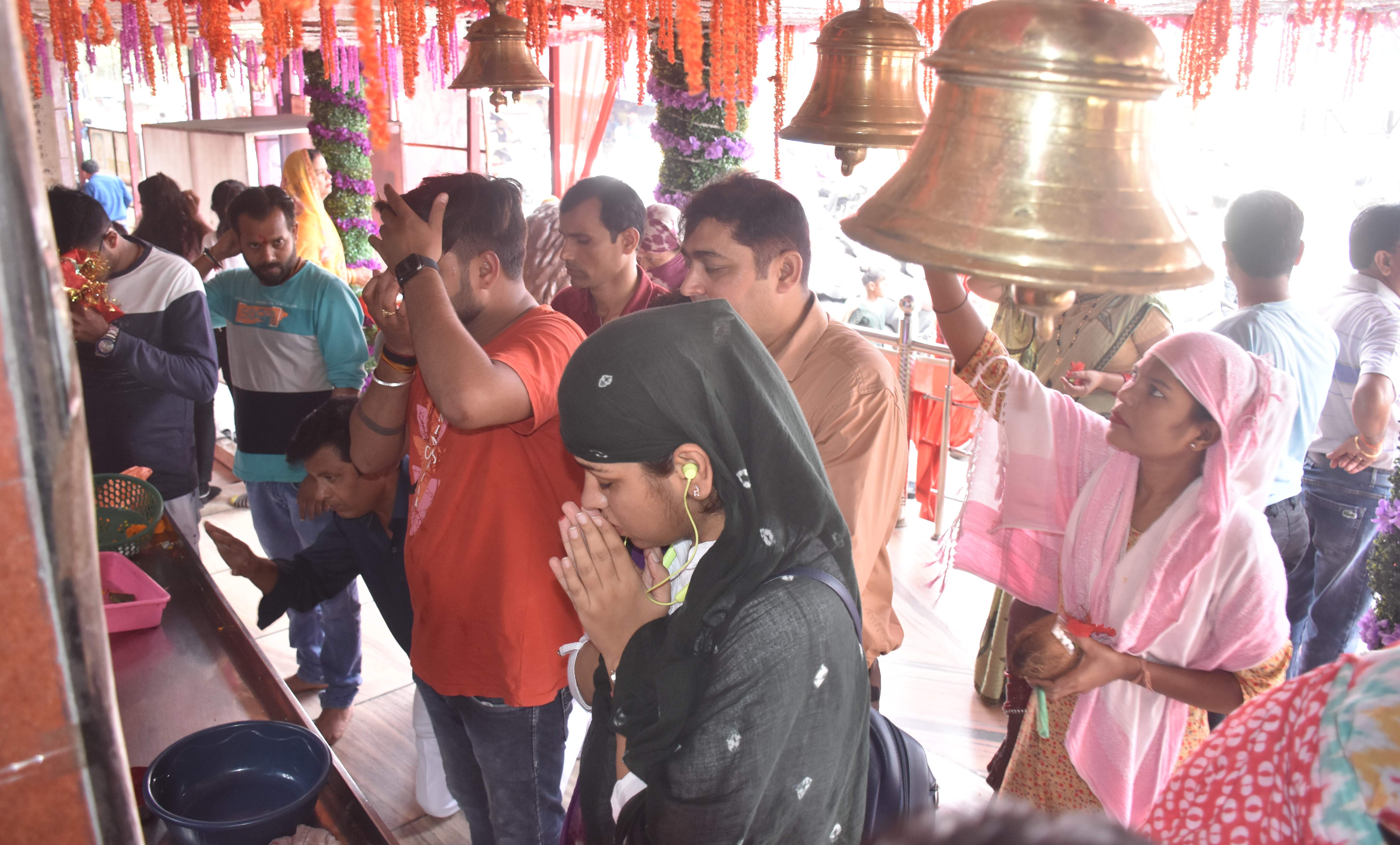 नवरात्र के पहले दिन मंदिरों में भीड़ उमड़ी नवरात्र के पहले दिन मंदिरों में भीड़ उमड़ी