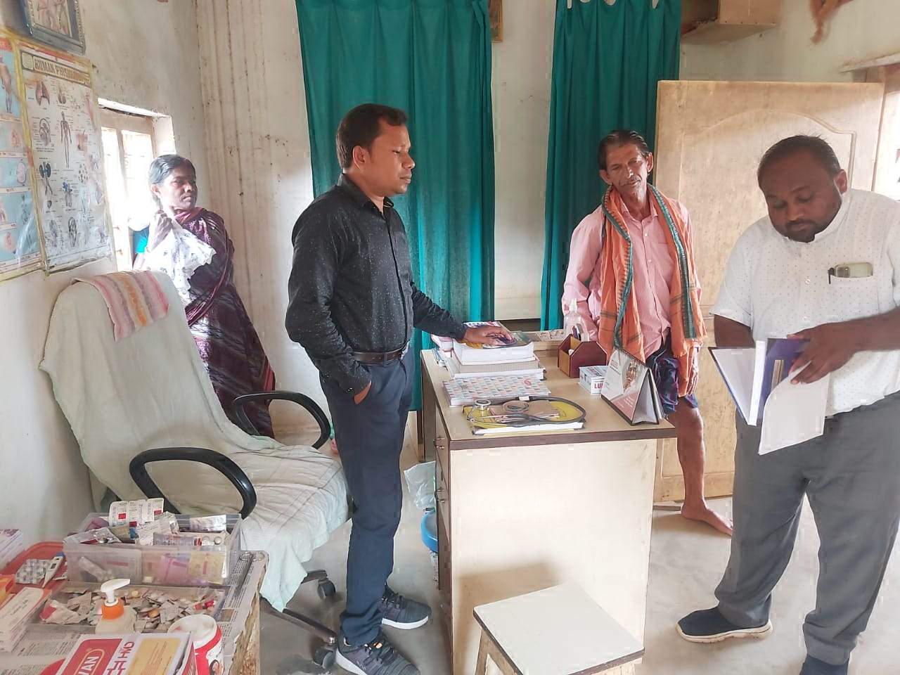 अवैध रूप से संचालित दो क्लीनिक को बीएमओ ने किया सील