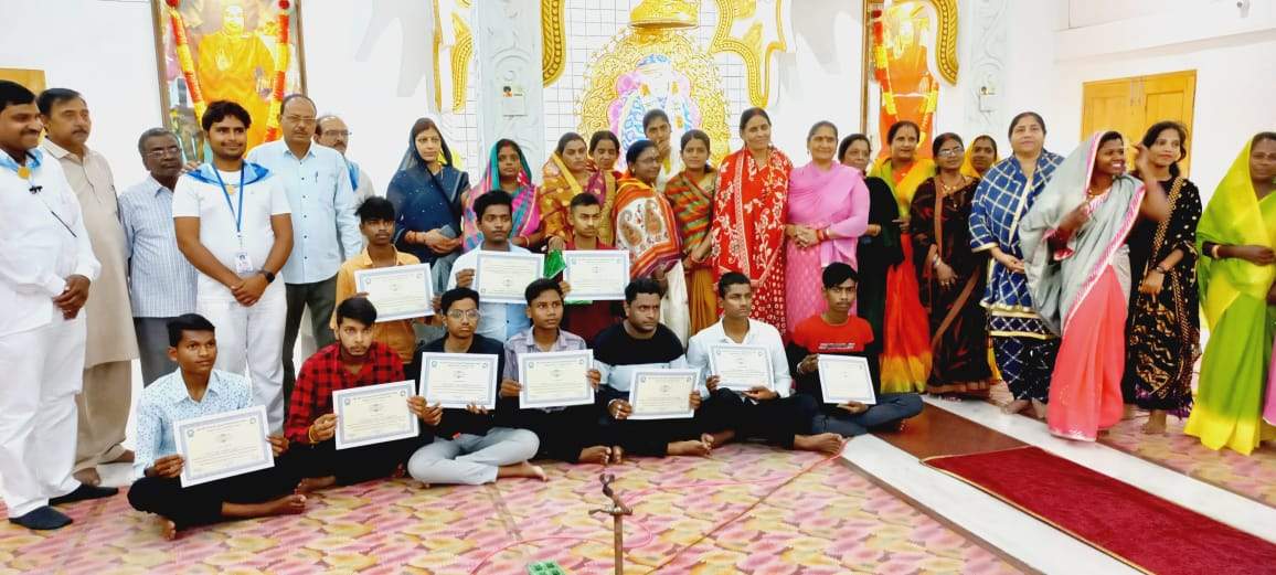 10 प्रशिक्षणार्थी को कौशल विकास प्रमाण-पत्र