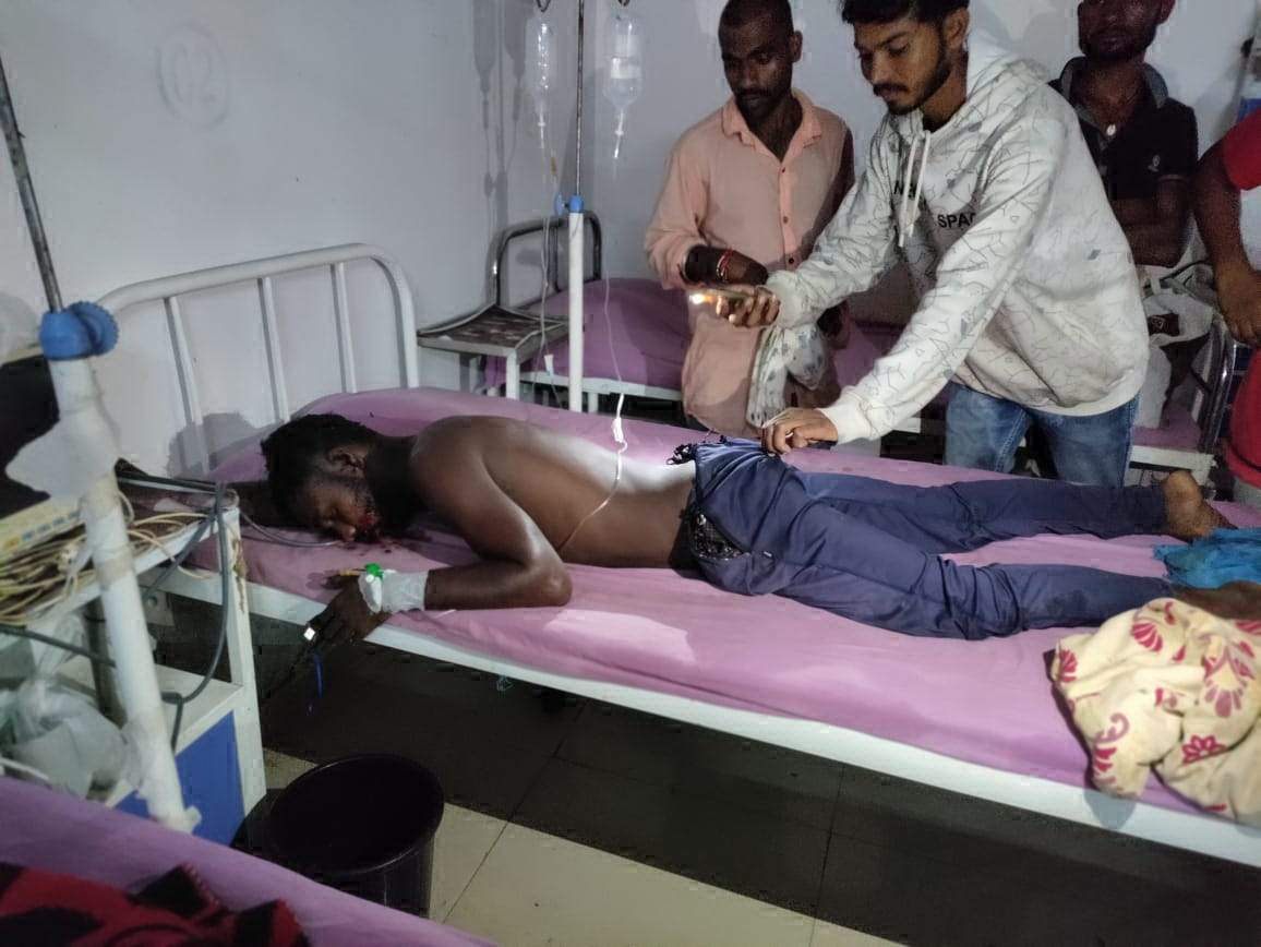 मौसम बिगड़ा, बाइक चालक पर गिरी गाज, घायल मौसम बिगड़ा, बाइक चालक पर गिरी गाज, घायल
