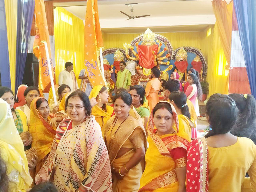  देवी मंदिरों-पंडालों में माता के दर्शन के लिए उमड़ रही भक्तों की भीड़