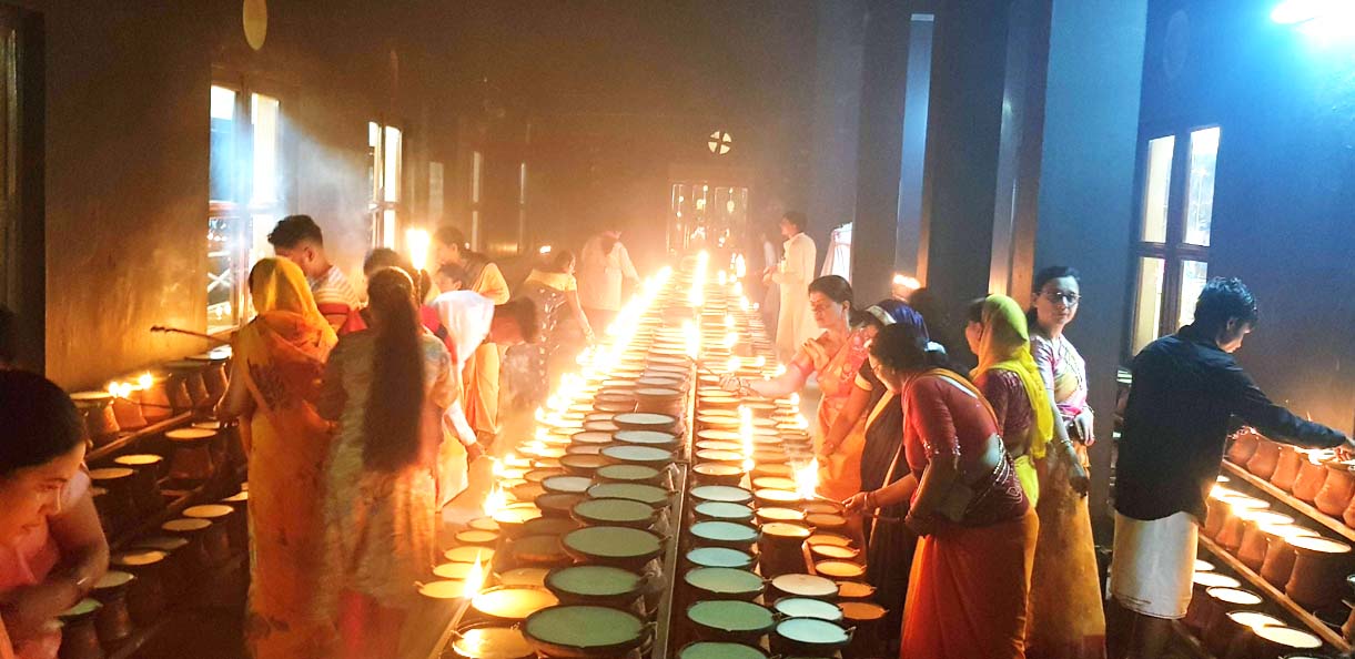 देवी मंदिरों में जगमगा रहे आस्था के जोत देवी मंदिरों में जगमगा रहे आस्था के जोत