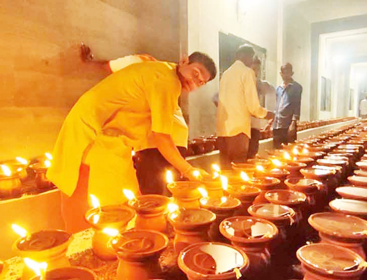 मंदिरों में जले आस्था के दीप भक्तों की कतारें, रास-गरबा में भी उत्साह मंदिरों में जले आस्था के दीप भक्तों की कतारें, रास-गरबा में भी उत्साह