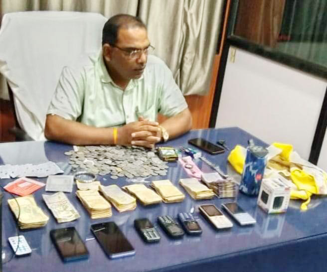 दुकानों में चोरी, नाबालिग पकड़ाया, मोबाईल, इलेक्ट्रानिक सामान सहित 80 हजार नगद बरामद