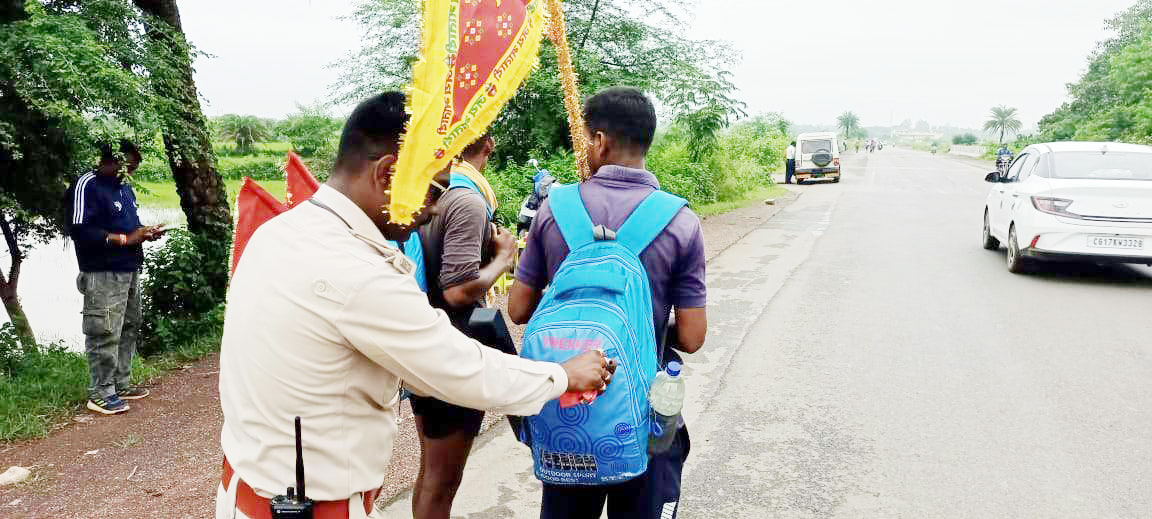 सडक़ हादसे से बचाने पदयात्रियों के बैग में यातायात पुलिस लगा रही रेडियम